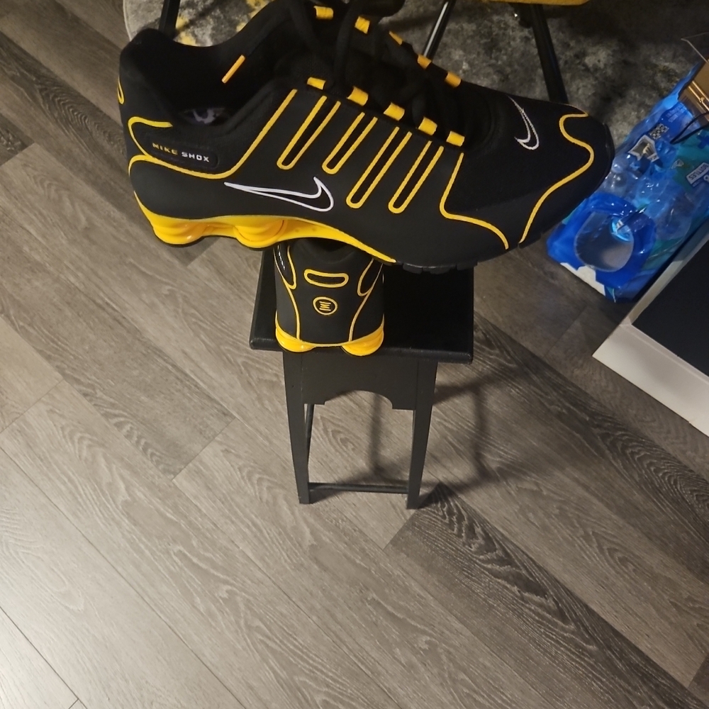 Nike Men's Black and Gold Athletic Shoes